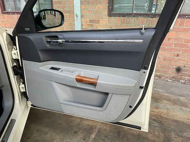 Chrysler 300c hemi 5.7 v8 340pk 2006 youngtimer - afbeelding 26 van  38