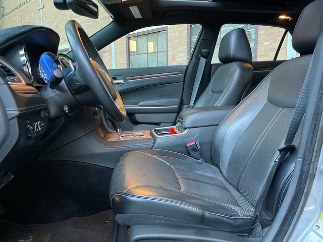 Chrysler 300c ld hemi facelift 5.7 v8 367pk 2014 - afbeelding 30 van  49