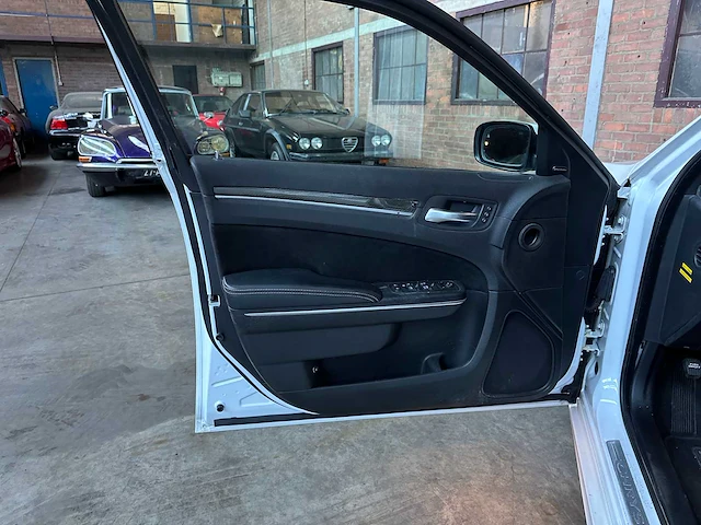 Chrysler 300c srt8 facelift 6.1 v8 477pk 2012 - afbeelding 25 van  41