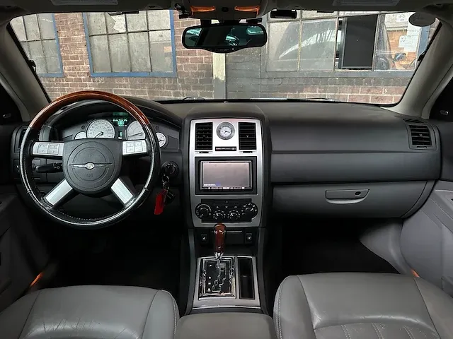 Chrystler 300c hemi 5.7 v8 340pk 2005 -youngtimer- - afbeelding 17 van  54