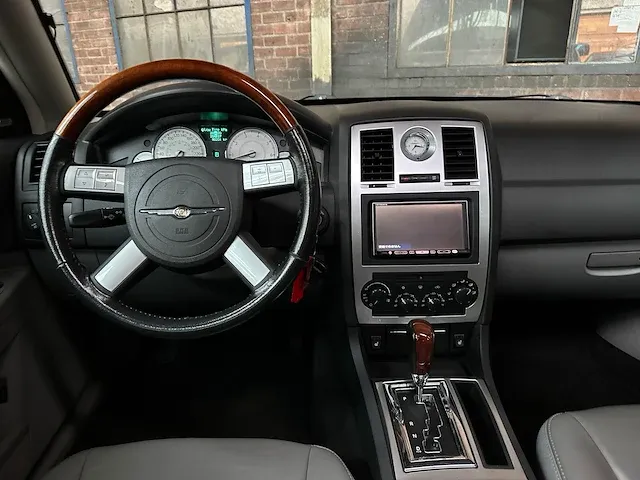 Chrystler 300c hemi 5.7 v8 340pk 2005 -youngtimer- - afbeelding 18 van  54