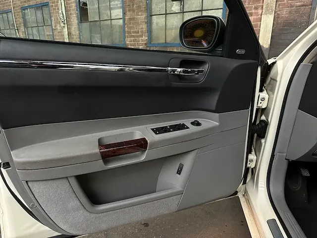 Chrystler 300c hemi 5.7 v8 340pk 2005 -youngtimer- - afbeelding 29 van  54
