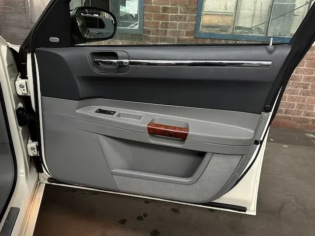 Chrystler 300c hemi 5.7 v8 340pk 2005 -youngtimer- - afbeelding 35 van  54
