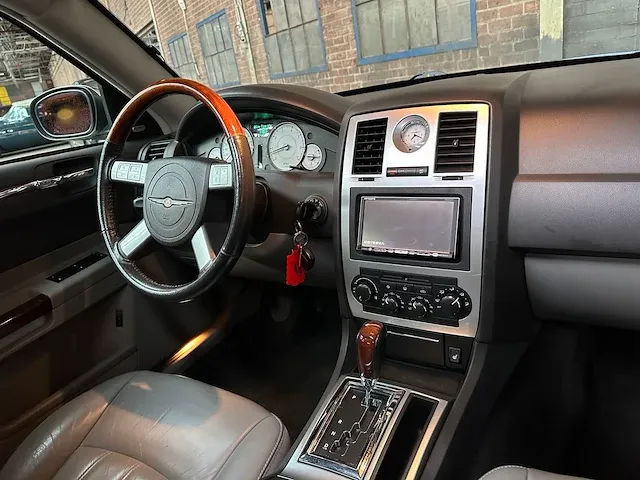 Chrystler 300c hemi 5.7 v8 340pk 2005 -youngtimer- - afbeelding 36 van  54
