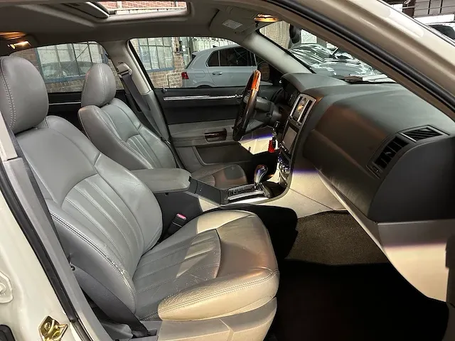 Chrystler 300c hemi 5.7 v8 340pk 2005 -youngtimer- - afbeelding 43 van  54