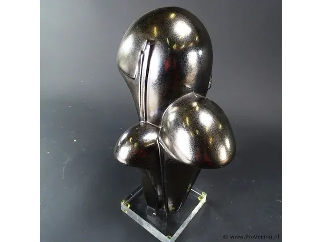Chz gemerkte sculptuur - afbeelding 3 van  5