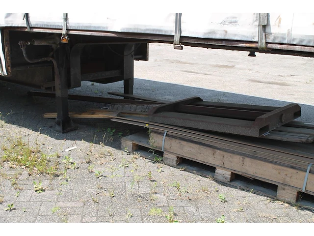 Cilindrische tapijtdoorn met lengte circa 400 cm. - afbeelding 1 van  2
