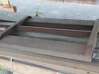 Cilindrische tapijtdoorn met lengte circa 400 cm. - afbeelding 2 van  2
