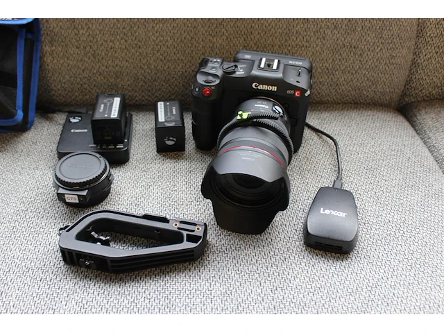 Cinema camera canon eos c70 met lens canon rf 24-70mm f/2,8l is usm. uitgerust met een 35mm dgo-sensor voor... - afbeelding 1 van  6