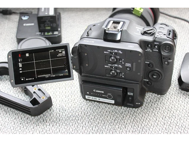 Cinema camera canon eos c70 met lens canon rf 24-70mm f/2,8l is usm. uitgerust met een 35mm dgo-sensor voor... - afbeelding 2 van  6