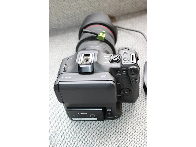 Cinema camera canon eos c70 met lens canon rf 24-70mm f/2,8l is usm. uitgerust met een 35mm dgo-sensor voor... - afbeelding 3 van  6