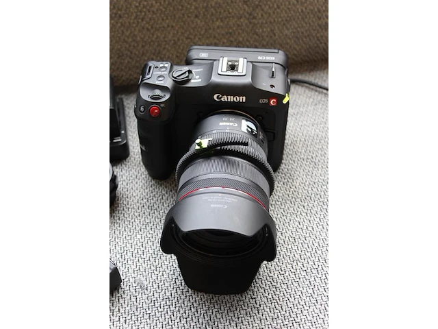 Cinema camera canon eos c70 met lens canon rf 24-70mm f/2,8l is usm. uitgerust met een 35mm dgo-sensor voor... - afbeelding 4 van  6