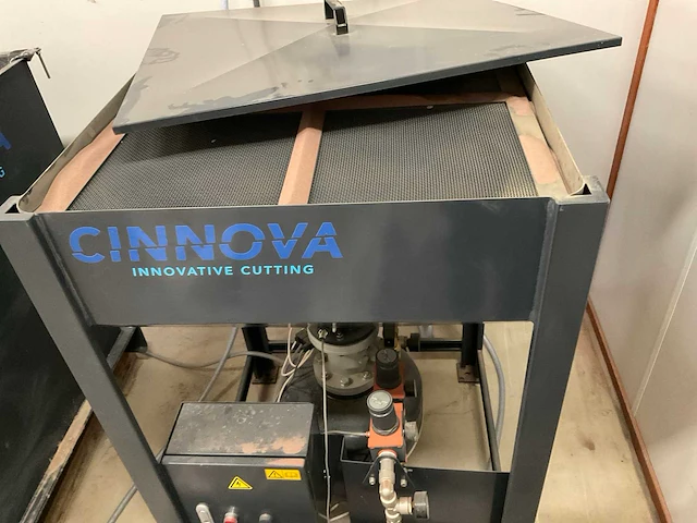 Cinnova fbw 3015-3-250 waterstraalsnijmachine - afbeelding 21 van  31