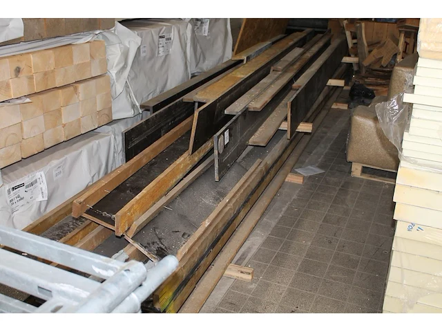 Circa 15 bekistingsmallen ten behoeve van het storten van betonstroken met breedte 19 cm en hoogte 75 mm me... - afbeelding 1 van  4
