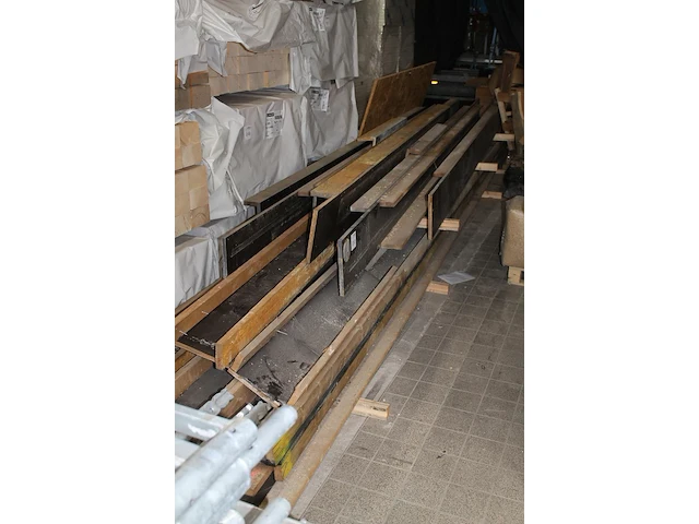 Circa 15 bekistingsmallen ten behoeve van het storten van betonstroken met breedte 19 cm en hoogte 75 mm me... - afbeelding 2 van  4