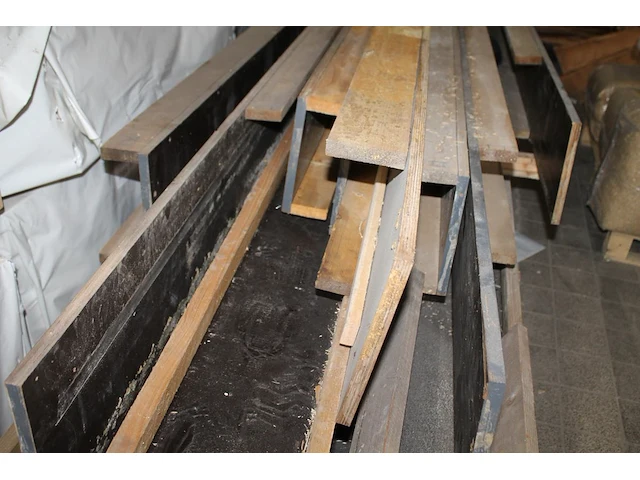 Circa 15 bekistingsmallen ten behoeve van het storten van betonstroken met breedte 19 cm en hoogte 75 mm me... - afbeelding 4 van  4