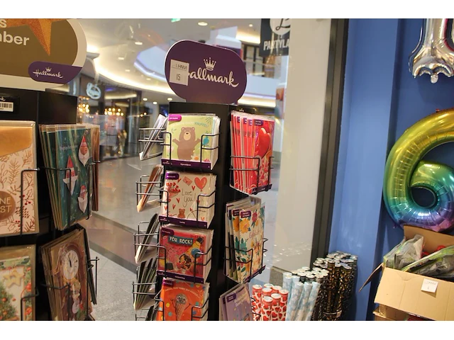 Circa 150 kaarten hallmark met licht, geluid en muziek in diverse uitvoeringen. let op! exclusief carrousel. - afbeelding 1 van  4