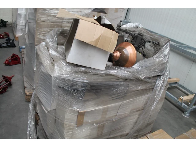 Circa 20 buitenwandlampen in diverse maten en uitvoeringen op pallet. - afbeelding 1 van  6
