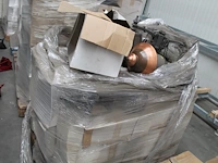 Circa 20 buitenwandlampen in diverse maten en uitvoeringen op pallet. - afbeelding 1 van  6