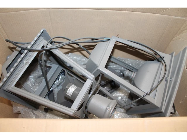 Circa 20 buitenwandlampen in diverse maten en uitvoeringen op pallet. - afbeelding 3 van  6