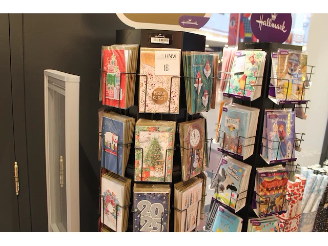 Circa 250 kerst- en nieuwjaarskaarten hallmark in diverse uitvoeringen. let op! exclusief carrousel. - afbeelding 1 van  3