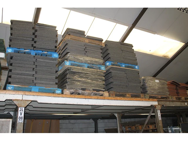 Circa 2500 grijze tapijttegels op zeven pallets. - afbeelding 1 van  2