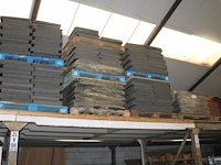 Circa 2500 grijze tapijttegels op zeven pallets. - afbeelding 1 van  2