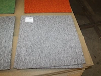 Circa 2500 grijze tapijttegels op zeven pallets. - afbeelding 2 van  2