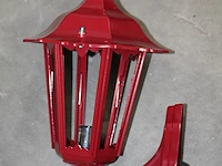 Circa 40 buitenwandlampen met hoogte 32 cm in diverse kleuren (blauw, groen, wit en rood) op pallet. - afbeelding 5 van  6