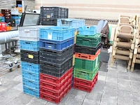Circa 40 kunststof kratten in diverse maten en uitvoeringen. - afbeelding 1 van  2