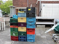 Circa 40 kunststof kratten in diverse maten en uitvoeringen. - afbeelding 2 van  2