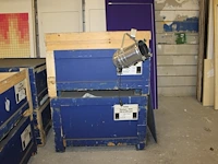 Circa 40 toneelspots met lengte 41 cm en doorsnede 20 cm in twee houten kisten. - afbeelding 1 van  2