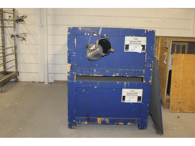 Circa 60 toneelspots met lengte 41 cm en doorsnede 20 cm in vier houten kisten. - afbeelding 1 van  2