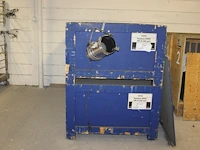 Circa 60 toneelspots met lengte 41 cm en doorsnede 20 cm in vier houten kisten. - afbeelding 1 van  2