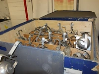 Circa 80 toneelspots met lengte 22 cm en doorsnede 20 cm in twee houten kisten. - afbeelding 1 van  2