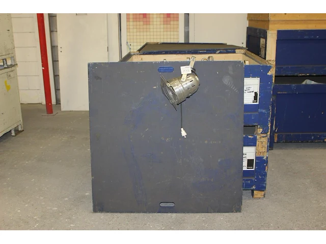 Circa 80 toneelspots met lengte 22 cm en doorsnede 20 cm in twee houten kisten. - afbeelding 2 van  2