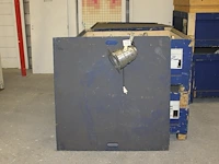 Circa 80 toneelspots met lengte 22 cm en doorsnede 20 cm in twee houten kisten. - afbeelding 2 van  2