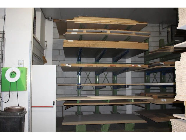 Circa negen meter draagarmstelling bestaande uit negen staanders met lengte 360 cm en 48 draagarmen met len... - afbeelding 1 van  2