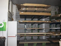 Circa negen meter draagarmstelling bestaande uit negen staanders met lengte 360 cm en 48 draagarmen met len... - afbeelding 1 van  2