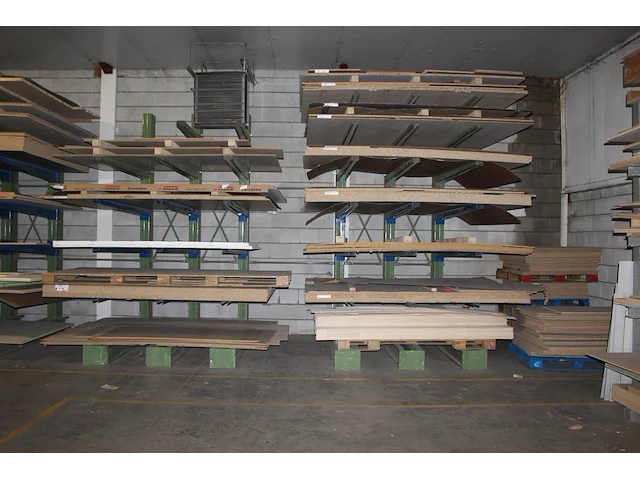 Circa negen meter draagarmstelling bestaande uit negen staanders met lengte 360 cm en 48 draagarmen met len... - afbeelding 2 van  2