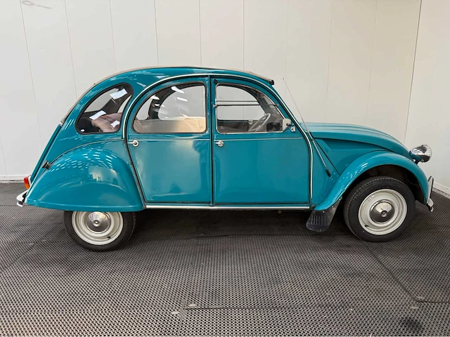 Citroen - 2 cv - eend - oldtimer - 1981 - afbeelding 34 van  37
