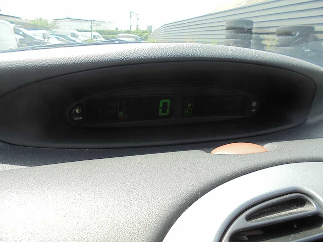 Citroen - 2004 - xsara picasso - 1.8i-16v différence2 - 86-ph-fj - afbeelding 3 van  12
