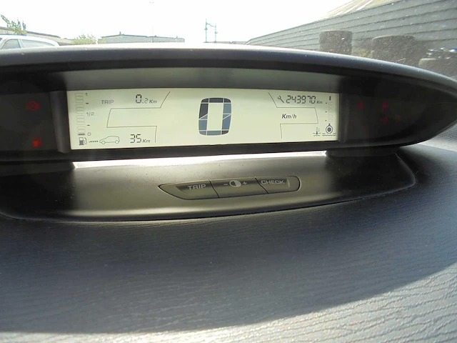 Citroen - 2007 - c4 - 1.6-16v image - 04-xk-zx - afbeelding 3 van  12