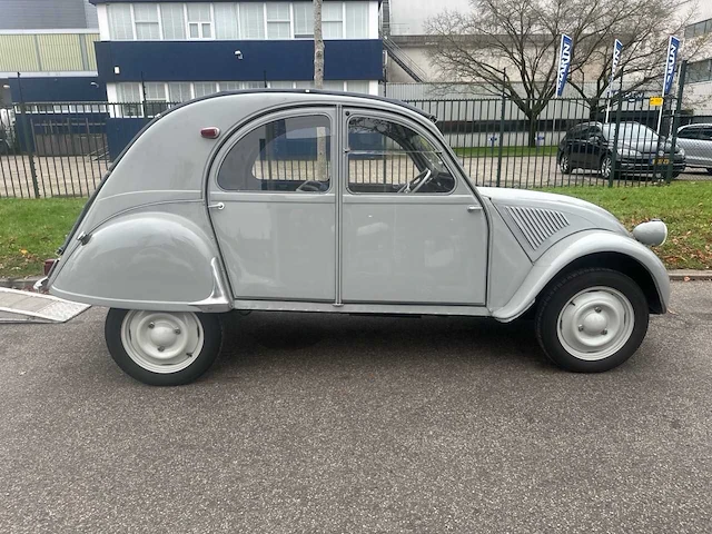 Citroen - 2cv - ribbeleend - classic cars >15 - afbeelding 10 van  13