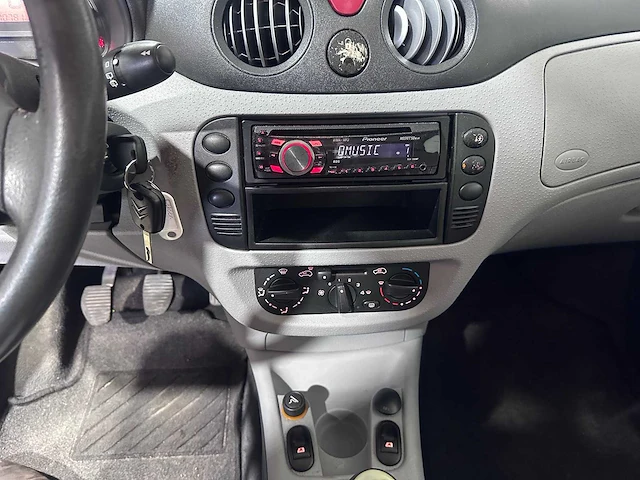 Citroen - c3 - 1.4i ligne prestige - 49-nt-rj - afbeelding 13 van  18