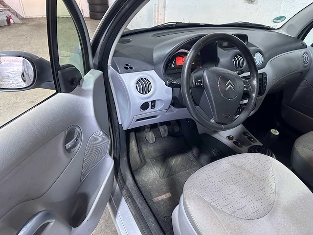 Citroen - c3 - 1.4i ligne prestige - 49-nt-rj - afbeelding 9 van  18