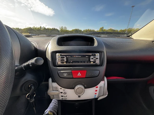 Citroen c1 1 0i attraction,2014 - afbeelding 3 van  23