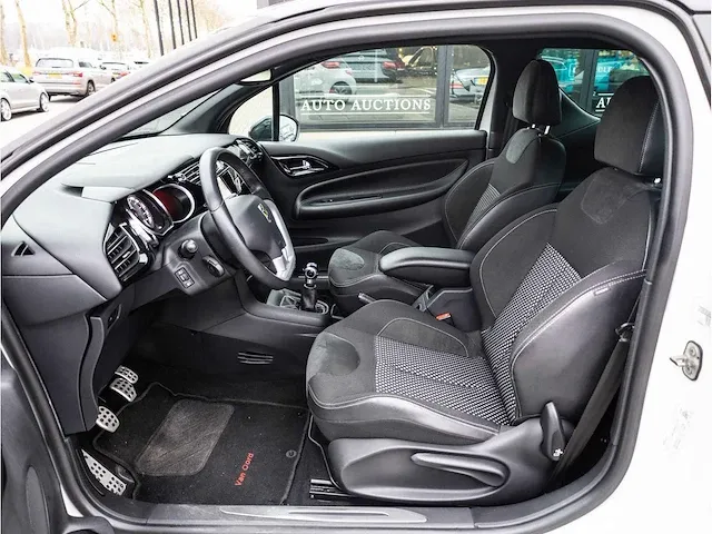 Citroen ds3 1.2 vti chic 2012 navigatiesysteem climate control parkeersensoren getint glas, 66-zfz-4 - afbeelding 3 van  25