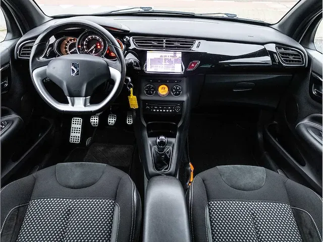 Citroen ds3 1.2 vti chic 2012 navigatiesysteem climate control parkeersensoren getint glas, 66-zfz-4 - afbeelding 6 van  25