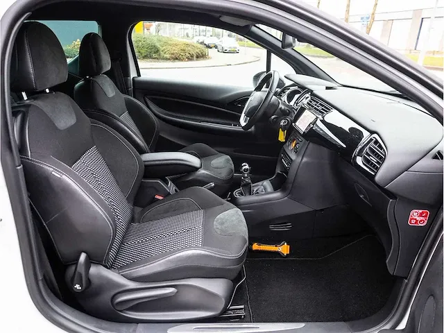 Citroen ds3 1.2 vti chic 2012 navigatiesysteem climate control parkeersensoren getint glas, 66-zfz-4 - afbeelding 16 van  25